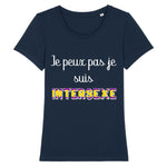 le t shirt de la marque prideavenue vous propose une coupe raffinée avec le message suivant : je peux pas je suis intersexe ! le vetement est de la couleur bleu marine