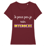 le t shirt de la marque prideavenue vous propose une coupe raffinée avec le message suivant : je peux pas je suis intersexe ! le vetement est de la couleur bordeaux