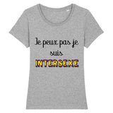 le t shirt de la marque prideavenue vous propose une coupe raffinée avec le message suivant : je peux pas je suis intersexe ! le vetement est de la couleur gris