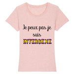 le t shirt de la marque prideavenue vous propose une coupe raffinée avec le message suivant : je peux pas je suis intersexe ! le vetement est de la couleur rose naturel