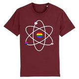 T-shirt de la marque pride avenue avec un dessin d'atome, des petits drapeaux lgbt et au centre un Rainbow flag de couleur bordeaux