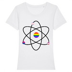 T-shirt de la marque pride avenue avec un dessin d'atome, des petits drapeaux lgbt et au centre un Rainbow flag de couleur blanc