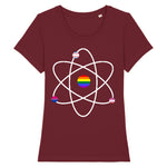 T-shirt de la marque pride avenue avec un dessin d'atome, des petits drapeaux lgbt et au centre un Rainbow flag de couleur bordeaux