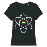 T-shirt de la marque pride avenue avec un dessin d'atome, des petits drapeaux lgbt et au centre un Rainbow flag de couleur noir