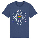 T-shirt de la marque pride avenue avec un dessin d'atome, des petits drapeaux lgbt et au centre un Rainbow flag de couleur indigo