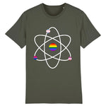 T-shirt de la marque pride avenue avec un dessin d'atome, des petits drapeaux lgbt et au centre un Rainbow flag de couleur kaki