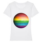 T-shirt de la marque PrideAvenue col rond avec la planete Jupiter de couleur arc en ciel sur un fond blanc