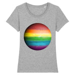 T-shirt de la marque PrideAvenue col rond avec la planete Jupiter de couleur arc en ciel sur un fond gris