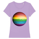 T-shirt de la marque PrideAvenue col rond avec la planete Jupiter de couleur arc en ciel sur un fond lavande