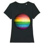 T-shirt de la marque PrideAvenue col rond avec la planete Jupiter de couleur arc en ciel sur un fond noir
