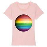 T-shirt de la marque PrideAvenue col rond avec la planete Jupiter de couleur arc en ciel sur un fond rose