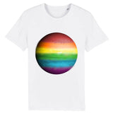 T-shirt de la marque PrideAvenue col rond avec la planete Jupiter de couleur arc en ciel sur un fond blanc
