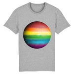 T-shirt de la marque PrideAvenue col rond avec la planete Jupiter de couleur arc en ciel sur un fond gris