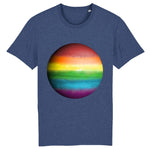 T-shirt de la marque PrideAvenue col rond avec la planete Jupiter de couleur arc en ciel sur un fond bleu