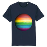 T-shirt de la marque PrideAvenue col rond avec la planete Jupiter de couleur arc en ciel sur un fond marine