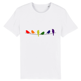 T-shirt Unisexe de la marque PrideAvenue.fr, il est orné de six oiseaux tous représentant les couleurs de l'arc-en-ciel. le vêtement est de couleur blanc pur