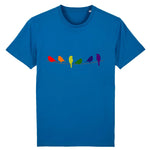 T-shirt Unisexe de la marque PrideAvenue.fr, il est orné de six oiseaux tous représentant les couleurs de l'arc-en-ciel. le vêtement est de couleur bleu comme le ciel 