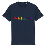 T-shirt Unisexe de la marque PrideAvenue.fr, il est orné de six oiseaux tous représentant les couleurs de l'arc-en-ciel. le vêtement est de couleur bleu marine foncé