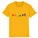 T-shirt Unisexe de la marque PrideAvenue.fr, il est orné de six oiseaux tous représentant les couleurs de l'arc-en-ciel. le vêtement est de couleur jaune rare