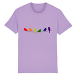 T-shirt Unisexe de la marque PrideAvenue.fr, il est orné de six oiseaux tous représentant les couleurs de l'arc-en-ciel. le vêtement est de couleur lavande comme les fleures