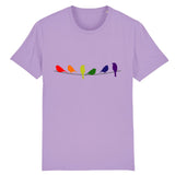 T-shirt Unisexe de la marque PrideAvenue.fr, il est orné de six oiseaux tous représentant les couleurs de l'arc-en-ciel. le vêtement est de couleur lavande comme les fleures