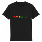 T-shirt Unisexe de la marque PrideAvenue.fr, il est orné de six oiseaux tous représentant les couleurs de l'arc-en-ciel. le vêtement est de couleur noir classique