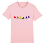 T-shirt Unisexe de la marque PrideAvenue.fr, il est orné de six oiseaux tous représentant les couleurs de l'arc-en-ciel. le vêtement est de couleur rose bonbon