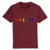 T-shirt Unisexe de la marque PrideAvenue.fr, il est orné de six oiseaux tous représentant les couleurs de l'arc-en-ciel. le vêtement est de couleur rouge bordeaux