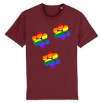 t-shirt bordeaux avec un dessin de 3 pattes de chien aux couleurs arc-en-ciel