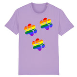 t-shirt lavande avec un dessin de 3 pattes de chien aux couleurs arc-en-ciel