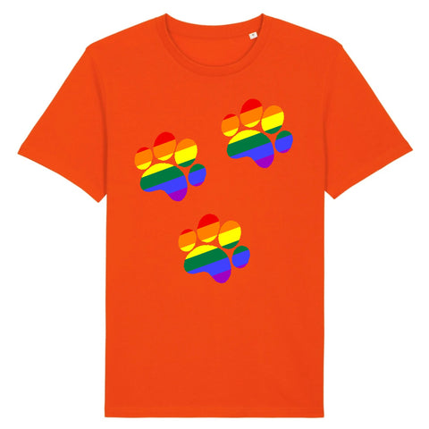 t-shirt orange avec un dessin de 3 pattes de chien aux couleurs arc-en-ciel