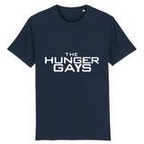 Un tee shirt imprimé en France pour la communauté LGBT. Pour les fan de Hunger Games celui-ci est imprimé avec The Hunger Gays pour la blague. le vêtement est coupe mixte et de couleur bleu marine