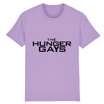 Un tee shirt imprimé en France pour la communauté LGBT. Pour les fan de Hunger Games celui-ci est imprimé avec The Hunger Gays pour la blague. le vêtement est coupe mixte et de couleur lavande