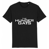 Un tee shirt imprimé en France pour la communauté LGBT. Pour les fan de Hunger Games celui-ci est imprimé avec The Hunger Gays pour la blague. le vêtement est coupe mixte et de couleur noir profond