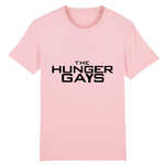 Un tee shirt imprimé en France pour la communauté LGBT. Pour les fan de Hunger Games celui-ci est imprimé avec The Hunger Gays pour la blague. le vêtement est coupe mixte et de couleur rose bonbon