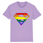 T-shirt lgbtqiap+ superman aux couleurs de l'arc-en-ciel de la marque PrideAvenue tee shirt couleur lavande qui sent super bon